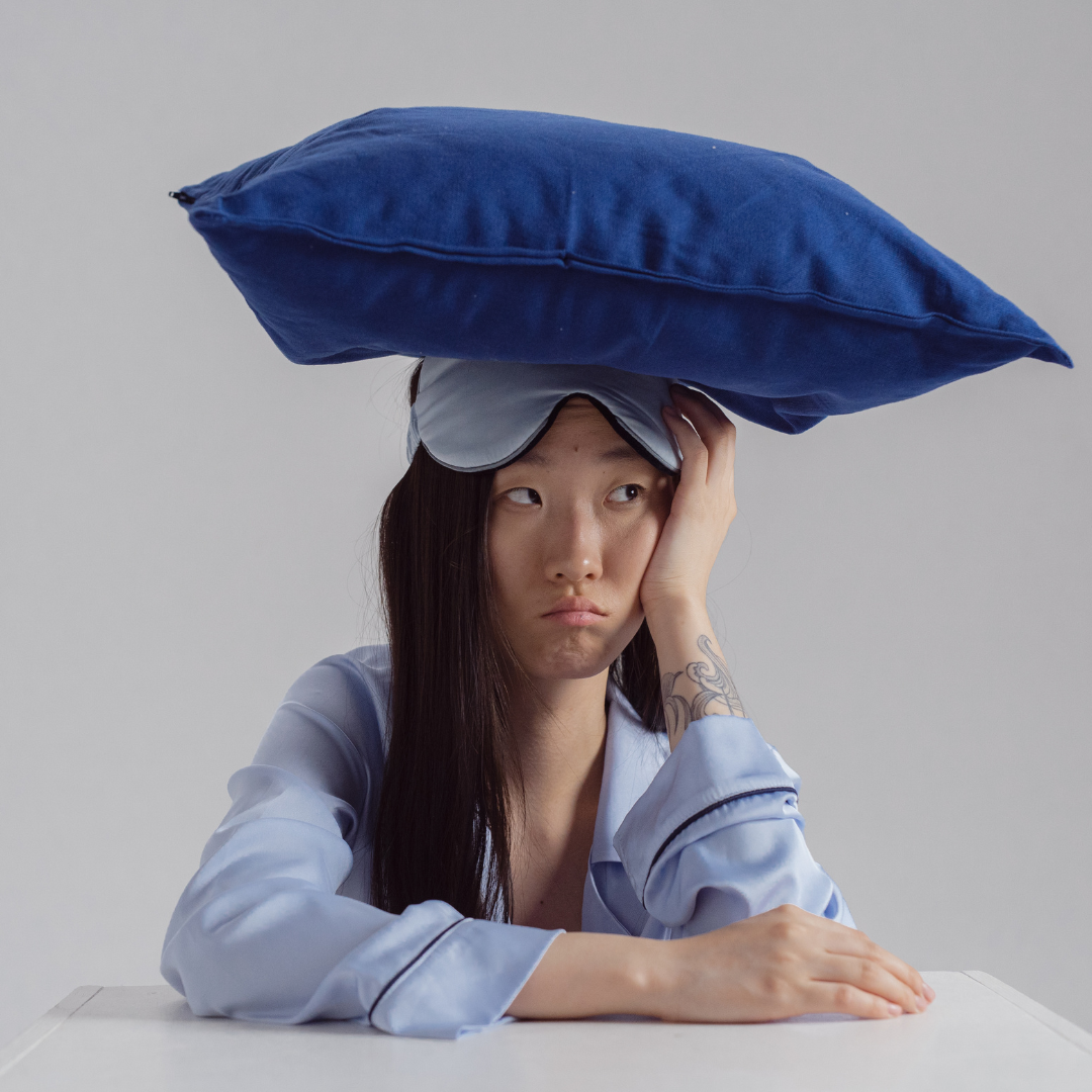 mujer con una almohada en la cabeza